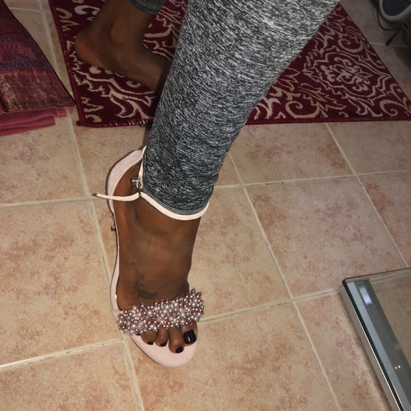 Beautiful straps heel - Picture 3 of 4